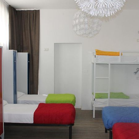 Lake Garda Beach Hostel Padenghe sul Garda Exteriör bild