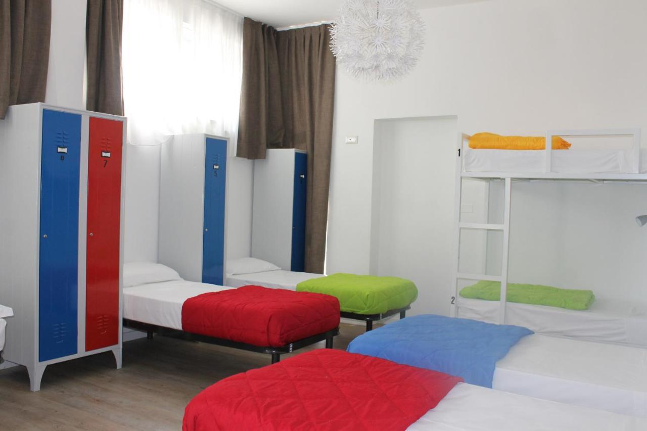 Lake Garda Beach Hostel Padenghe sul Garda Exteriör bild