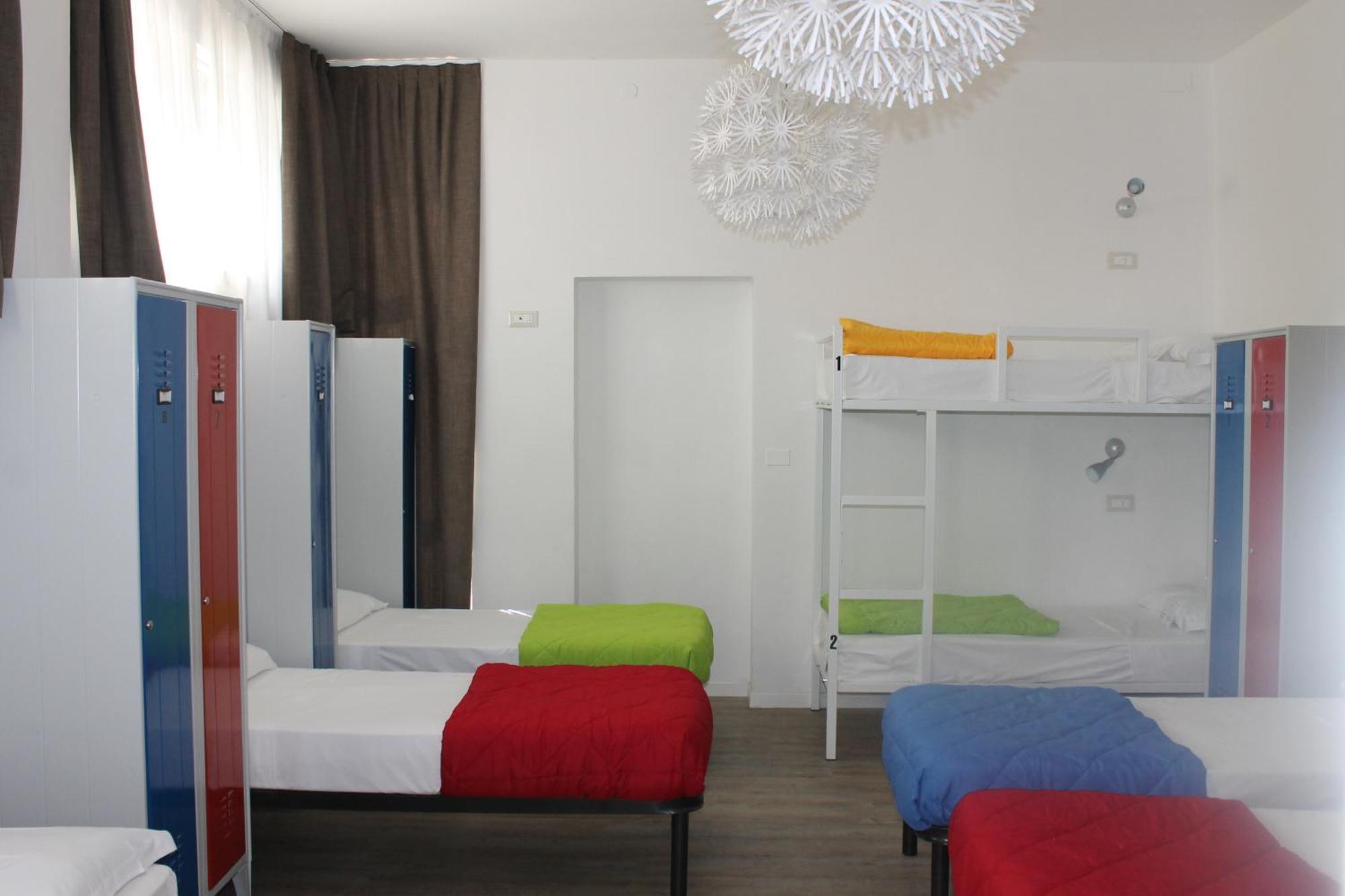 Lake Garda Beach Hostel Padenghe sul Garda Exteriör bild