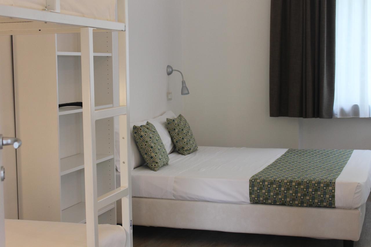 Lake Garda Beach Hostel Padenghe sul Garda Exteriör bild
