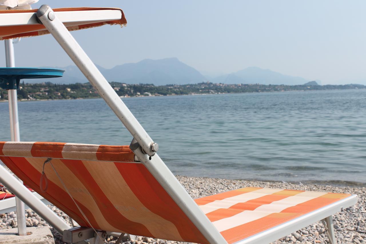 Lake Garda Beach Hostel Padenghe sul Garda Exteriör bild