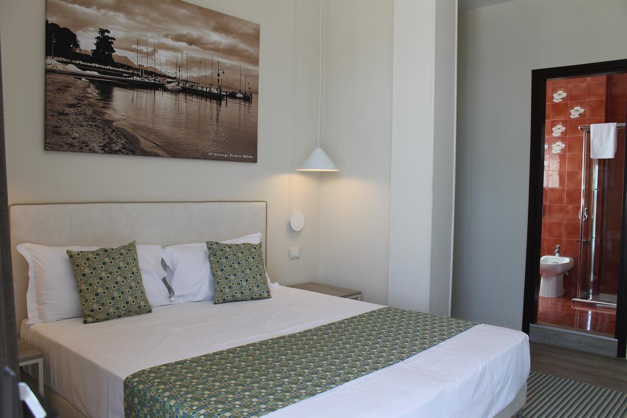 Lake Garda Beach Hostel Padenghe sul Garda Exteriör bild