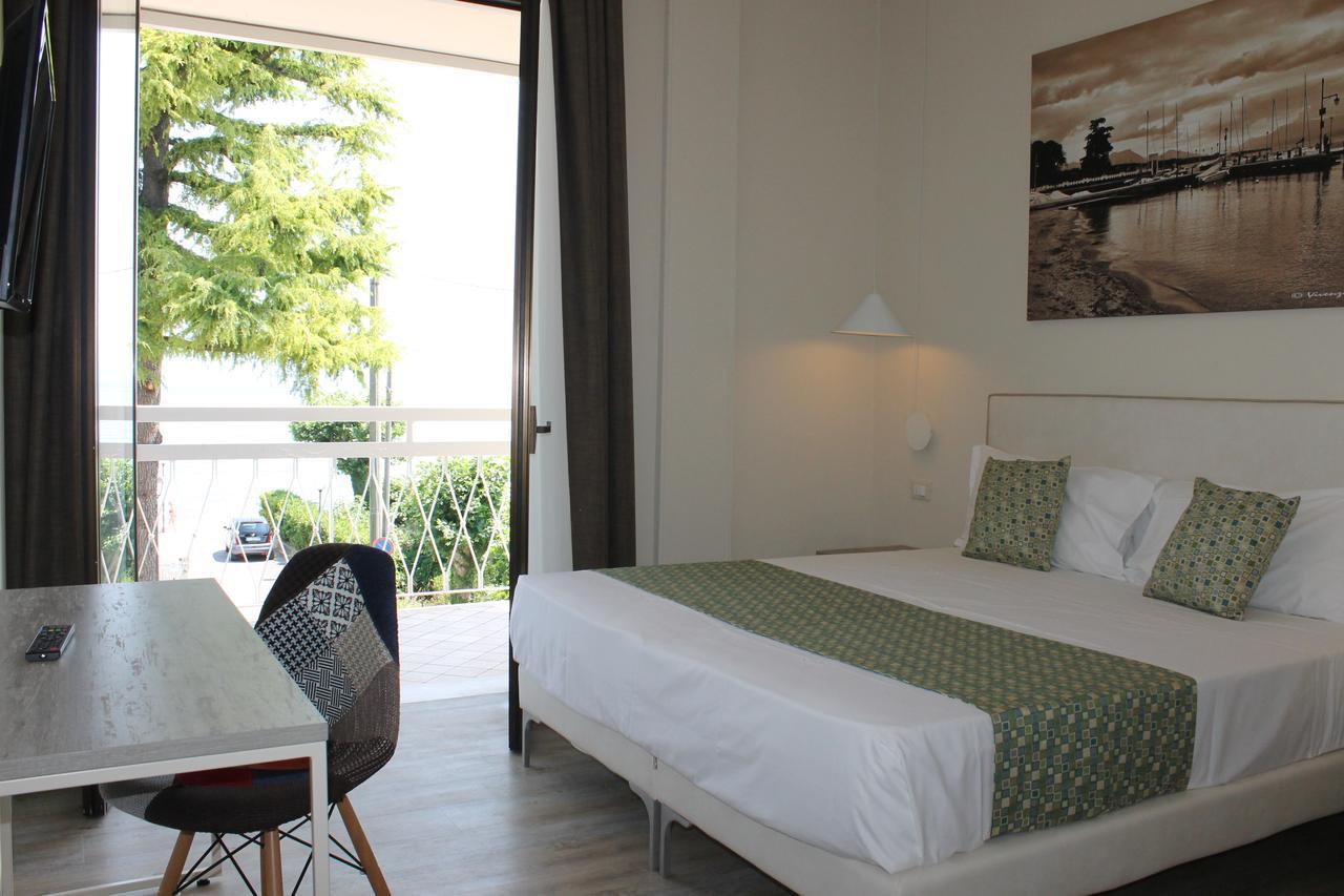 Lake Garda Beach Hostel Padenghe sul Garda Exteriör bild