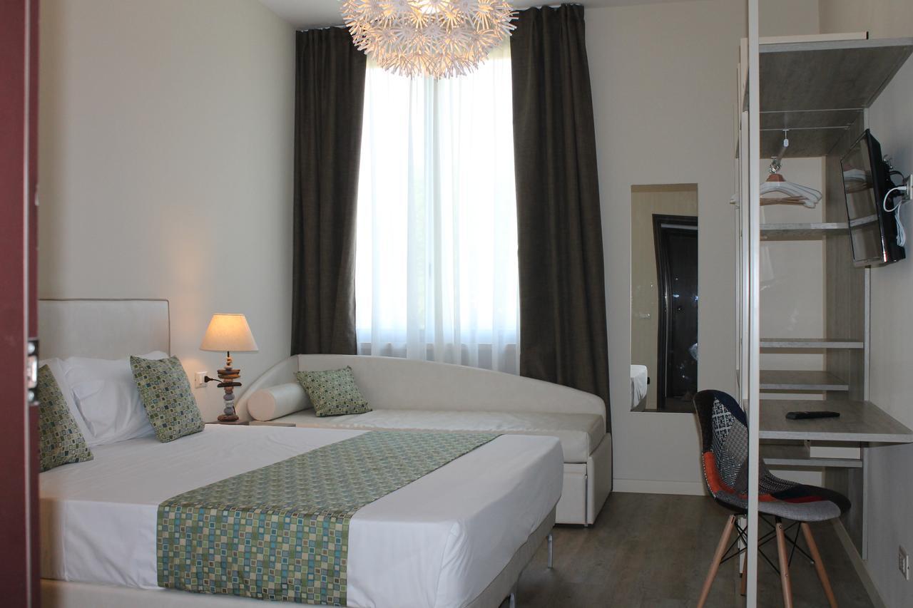 Lake Garda Beach Hostel Padenghe sul Garda Exteriör bild
