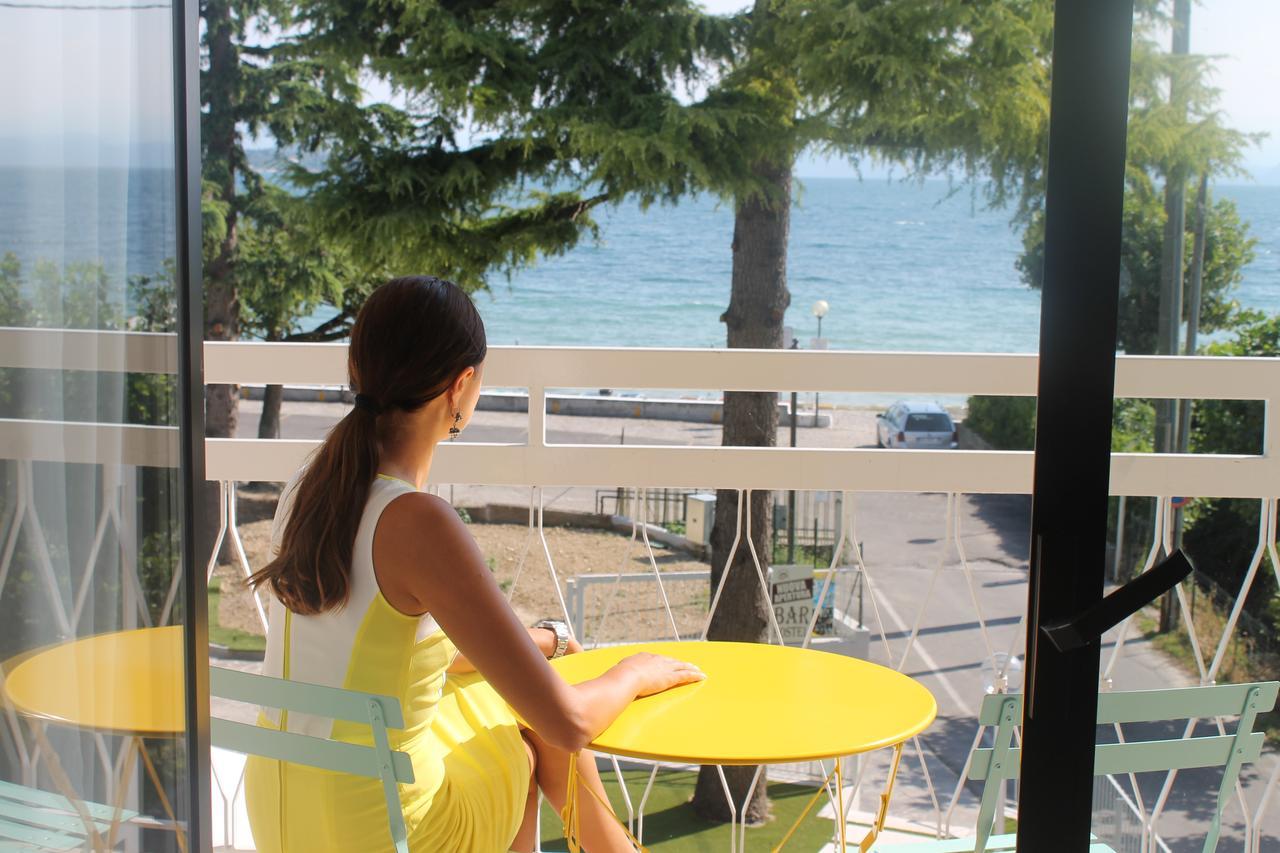 Lake Garda Beach Hostel Padenghe sul Garda Exteriör bild