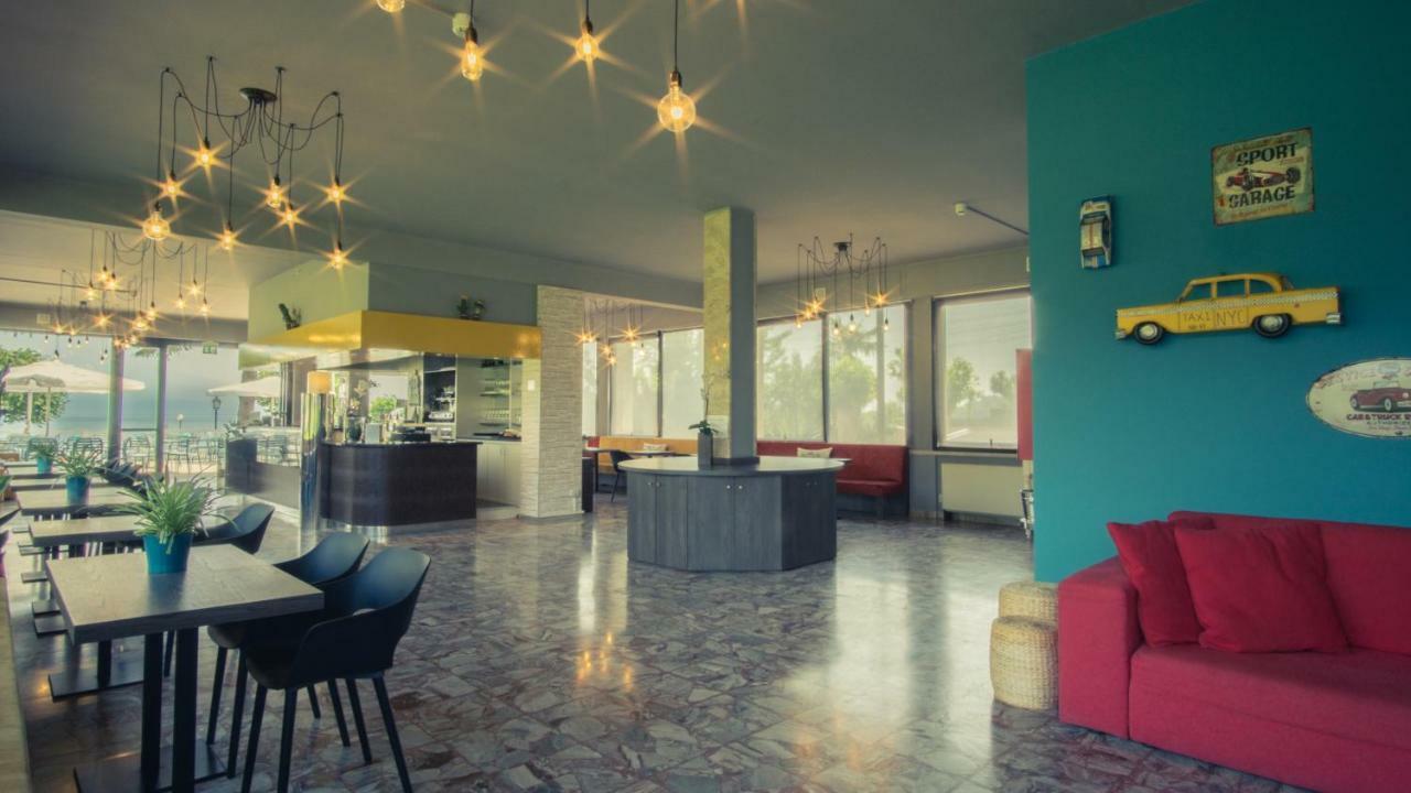 Lake Garda Beach Hostel Padenghe sul Garda Exteriör bild